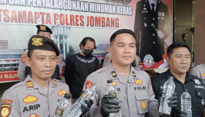 Polres Jombang Bekuk Pengedar Miras Ilegal Asal Kediri, Sita 800 Botol Arak