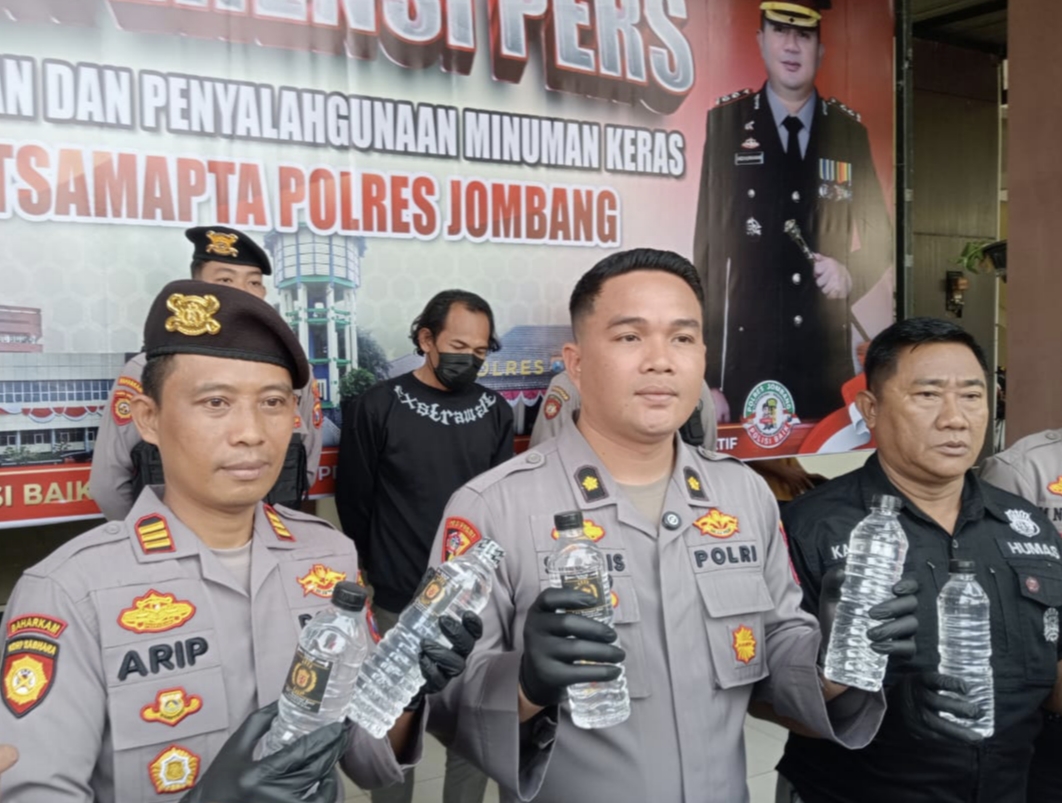 Satuan Samapta (Sat Samapta) Polres Jombang, Jawa Timur, berhasil membekuk seorang pengedar minuman keras (miras) ilegal asal Kabupaten Kediri.