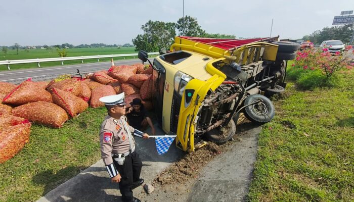 Truk Bermuatan Cabai Alami Kecelakaan di Tol Jombang–Mojokerto, Sopir Diduga Mengantuk