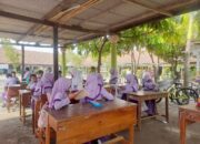 Belajar di Parkiran, Siswa SDN Plosogenuk 1 Jombang Bertahan di Tengah Bangunan Sekolah Rusak Parah
