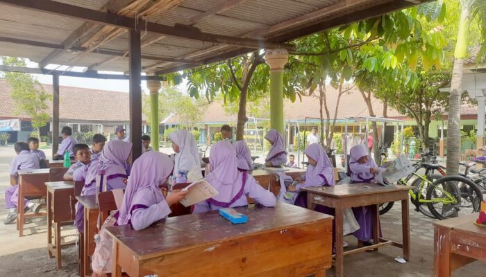 Belajar di Parkiran, Siswa SDN Plosogenuk 1 Jombang Bertahan di Tengah Bangunan Sekolah Rusak Parah