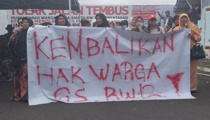 Memanas! Ibu-Ibu Warga Griyashanta Malang Hadang Pembongkaran Tembok Jalan Tembus