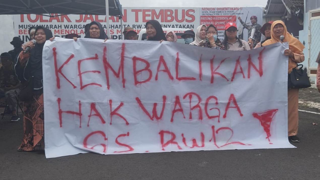 Memanas! Ibu-Ibu Warga Griyashanta Malang Hadang Pembongkaran Tembok Jalan Tembus