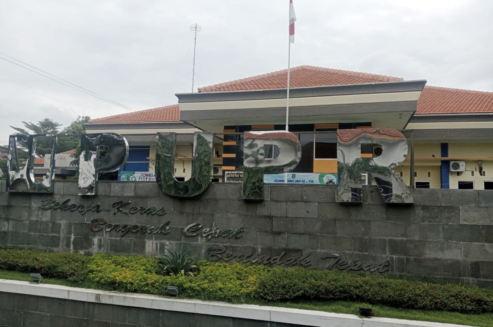 Serapan anggaran di Dinas Pekerjaan Umum dan Penataan Ruang (PUPR) Kabupaten Jombang, Jawa Timur hingga awal November 2025 masih rendah.