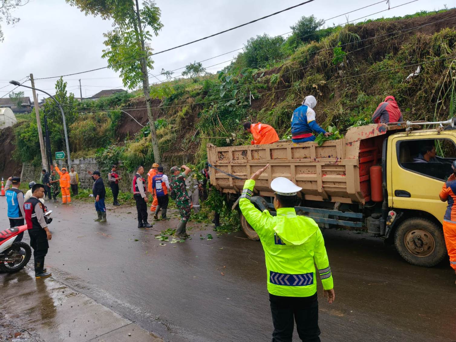 Sumber Brantas Darurat Longsor, Hujan Lebat Bikin Rumah dan Perkebunan Rusak