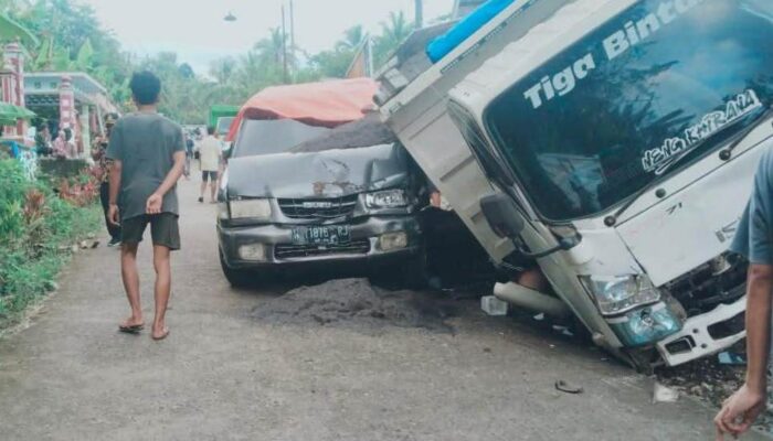 Lolos Rem, Truk Pasir Tabrak Tiga Kendaraan dan Warung di Gedangan Malang