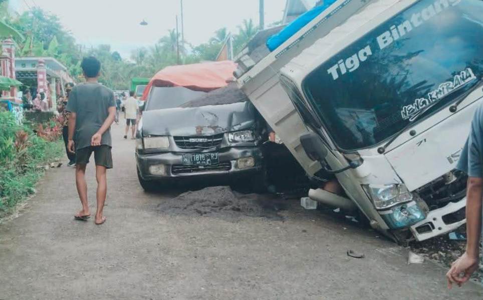Lolos Rem, Truk Pasir Tabrak Tiga Kendaraan dan Warung di Gedangan Malang