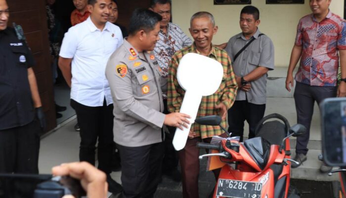 Kapolres Malang Serahkan Motor Hasil Curian Kepada Pemiliknya