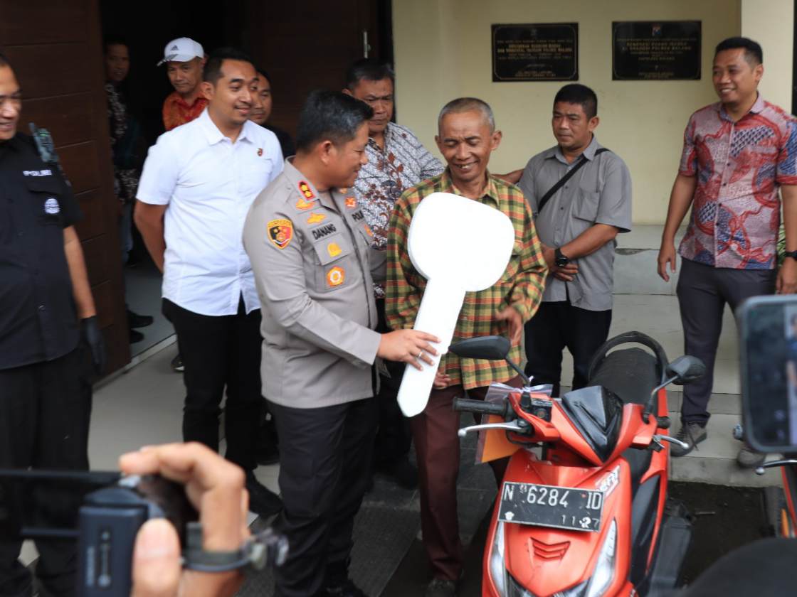 Kapolres Malang Serahkan Motor Hasil Curian Kepada Pemiliknya