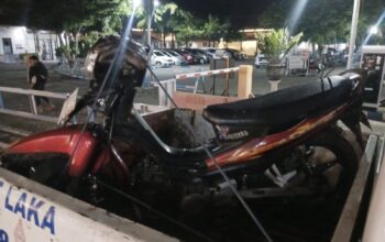 Peristiwa kecelakaan lalu lintas (laka lantas) tunggal terjadi di Jalan Raya Desa Mojojejer, Kecamatan Mojowarno, Kabupaten Jombang, Jawa Timur pada Sabtu (8/11/2025) sekitar pukul 18.30 WIB.