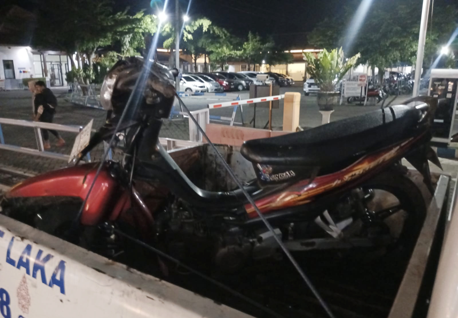 Peristiwa kecelakaan lalu lintas (laka lantas) tunggal terjadi di Jalan Raya Desa Mojojejer, Kecamatan Mojowarno, Kabupaten Jombang, Jawa Timur pada Sabtu (8/11/2025) sekitar pukul 18.30 WIB.