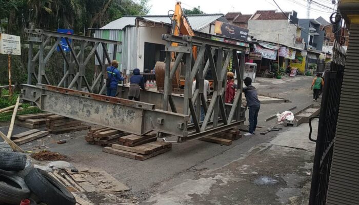 Jembatan Bailey Sonokembang Mulai Dirakit, Akses Sementara Ditutup
