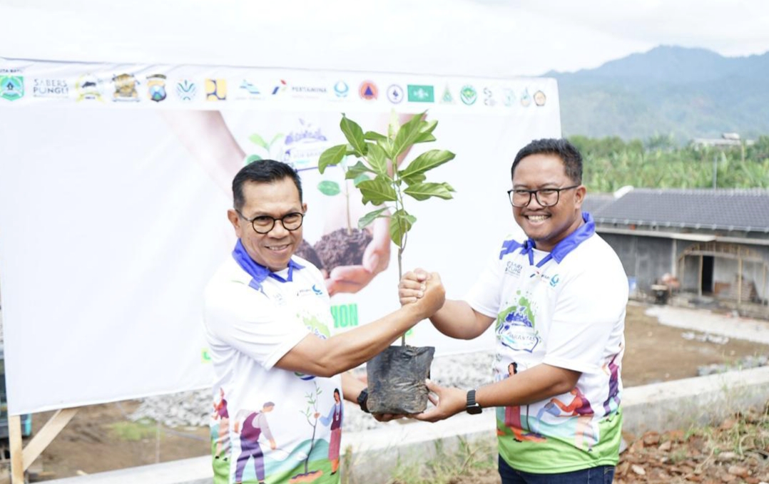 Komitmen Pertamina Patra Niaga dalam mendukung transisi energi dan pelestarian lingkungan kembali diwujudkan melalui program bertajuk A Thousand Trees for Brantas. Bersama Pemerintah Kota Batu dan komunitas Sabers Pungli, Pertamina Patra Niaga menanam 1000 pohon di kawasan Hulu Sungai Brantas, Desa Punten pada Minggu (9/11).