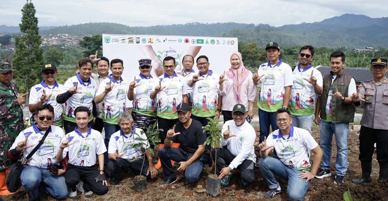 Komitmen Pertamina Patra Niaga dalam mendukung transisi energi dan pelestarian lingkungan kembali diwujudkan melalui program bertajuk A Thousand Trees for Brantas. Bersama Pemerintah Kota Batu dan komunitas Sabers Pungli, Pertamina Patra Niaga menanam 1000 pohon di kawasan Hulu Sungai Brantas, Desa Punten pada Minggu (9/11).