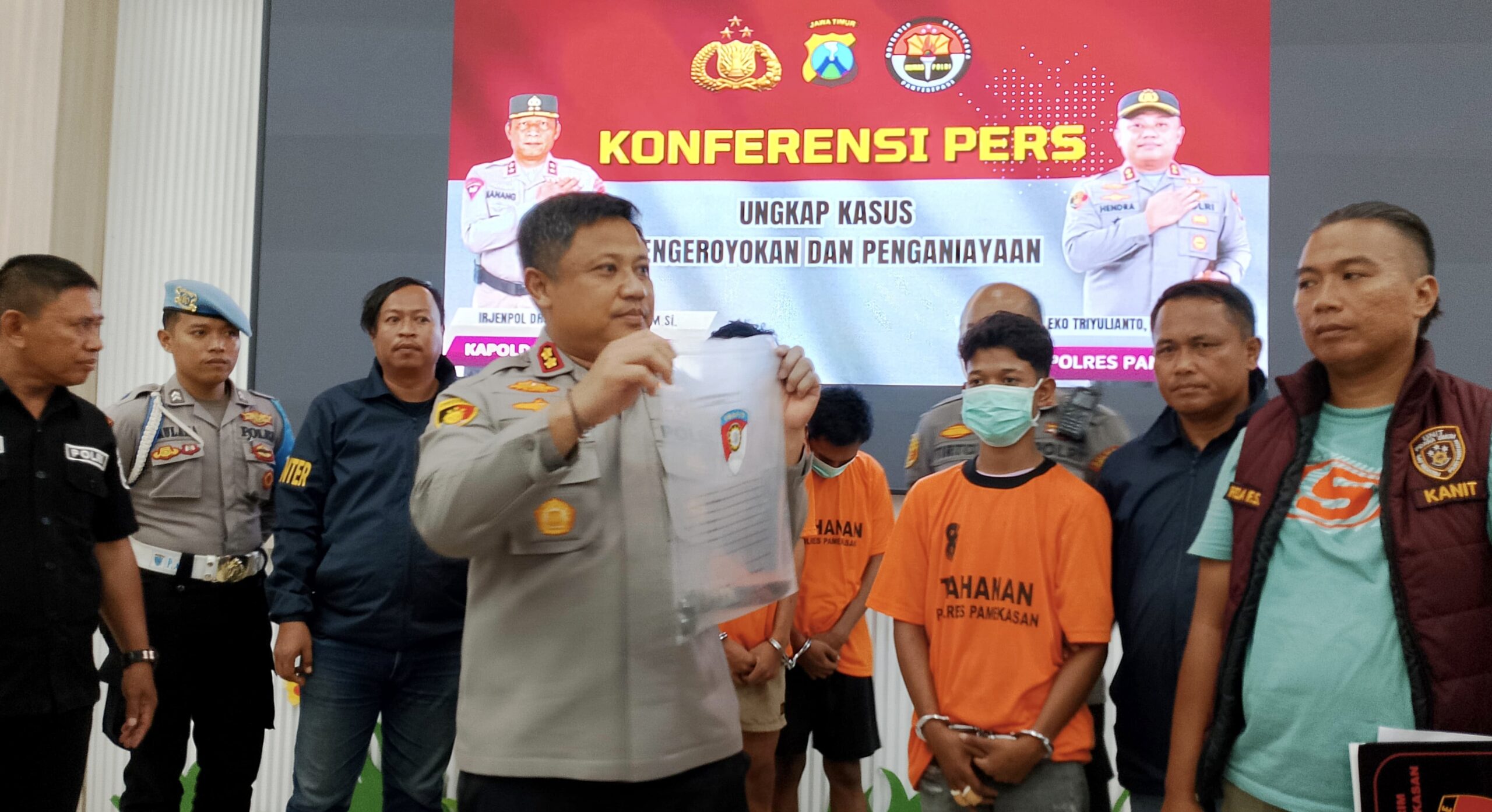 Kinerja sigap kembali diperlihatkan jajaran Polres Pamekasan melalui Satuan Reserse Kriminal (Satreskrim). Dalam waktu kurang dari 24 jam, tim berhasil mengungkap dua kasus kriminal yang sempat menghebohkan warga, yakni pengeroyokan dan penganiayaan yang menewaskan korban di depan Masjid Agung Asy Syuhada, Pamekasan.
