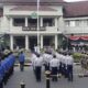 Suasana khidmat menyelimuti halaman Balai Kota Malang pada peringatan Hari Pahlawan Nasional, Senin (10/11/2025). Ratusan peserta upacara dari unsur TNI-Polri, ASN, pelajar, organisasi kemasyarakatan, dan lembaga pendidikan tampak berbaris rapi di bawah kibaran bendera Merah Putih.