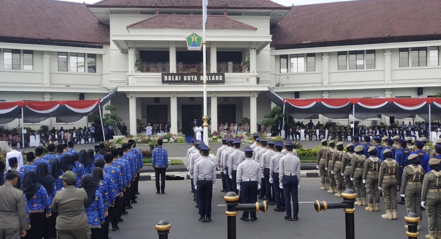 Suasana khidmat menyelimuti halaman Balai Kota Malang pada peringatan Hari Pahlawan Nasional, Senin (10/11/2025). Ratusan peserta upacara dari unsur TNI-Polri, ASN, pelajar, organisasi kemasyarakatan, dan lembaga pendidikan tampak berbaris rapi di bawah kibaran bendera Merah Putih.