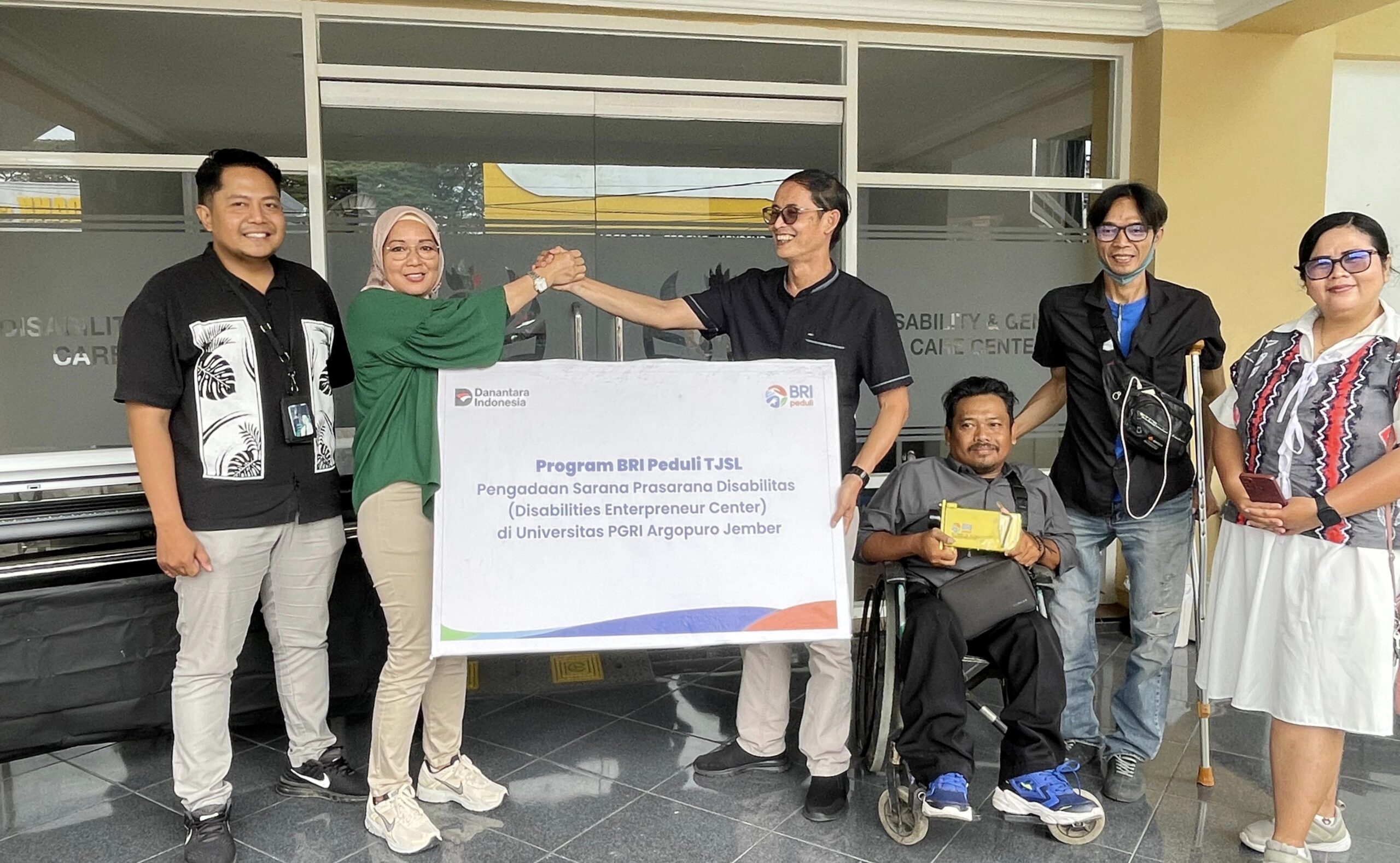 Langkah besar menuju kemandirian penyandang disabilitas di Jawa Timur resmi dimulai. PT Bank Rakyat Indonesia (Persero) Tbk melalui program CSR BRI Peduli menyalurkan bantuan peralatan usaha kepada Universitas PGRI Argopuro (UNIPAR) Jember.