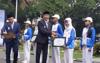 Peringatan Hari Pahlawan 2025 di Kota Malang menjadi momen bersejarah bagi insan olahraga, khususnya cabang olahraga (cabor) anggar. Setelah sempat tertunda karena kendala anggaran, akhirnya Pemerintah Kota Malang menyerahkan penghargaan dan bonus senilai total Rp75 juta kepada atlet, pelatih, dan pengurus cabor anggar yang berprestasi di ajang Porprov Jatim XI tahun 2022.