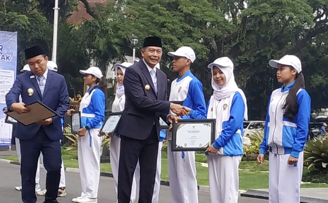 Peringatan Hari Pahlawan 2025 di Kota Malang menjadi momen bersejarah bagi insan olahraga, khususnya cabang olahraga (cabor) anggar. Setelah sempat tertunda karena kendala anggaran, akhirnya Pemerintah Kota Malang menyerahkan penghargaan dan bonus senilai total Rp75 juta kepada atlet, pelatih, dan pengurus cabor anggar yang berprestasi di ajang Porprov Jatim XI tahun 2022.