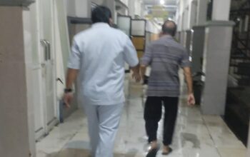 Hujan deras yang mengguyur Kabupaten Jombang, Jawa Timur, pada Senin (10/11/2025) sore menyebabkan lantai bawah Gedung Gatot Kaca RSUD Jombang tergenang air.