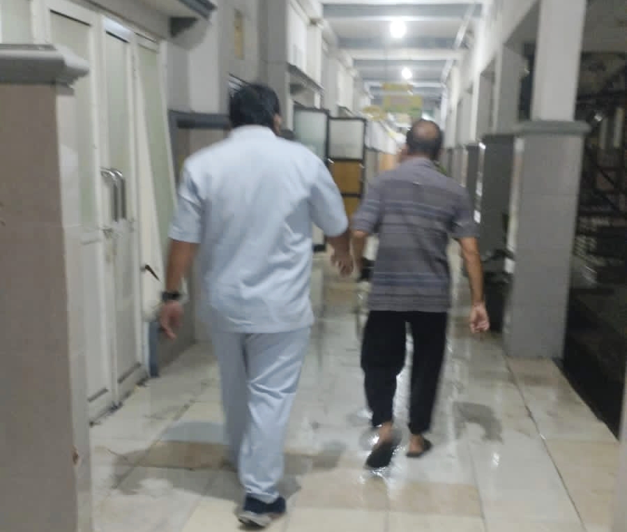 Hujan deras yang mengguyur Kabupaten Jombang, Jawa Timur, pada Senin (10/11/2025) sore menyebabkan lantai bawah Gedung Gatot Kaca RSUD Jombang tergenang air.