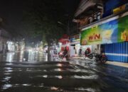 Genangan Masih Terjadi di Jalan RE Martadinata Jombang, Proyek Trotoar dan Drainase Rp 1,5 M Dinilai Gagal