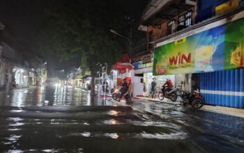 Genangan Masih Terjadi di Jalan RE Martadinata Jombang, Proyek Trotoar dan Drainase Rp 1,5 M Dinilai Gagal