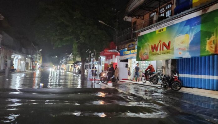 Genangan Masih Terjadi di Jalan RE Martadinata Jombang, Proyek Trotoar dan Drainase Rp 1,5 M Dinilai Gagal