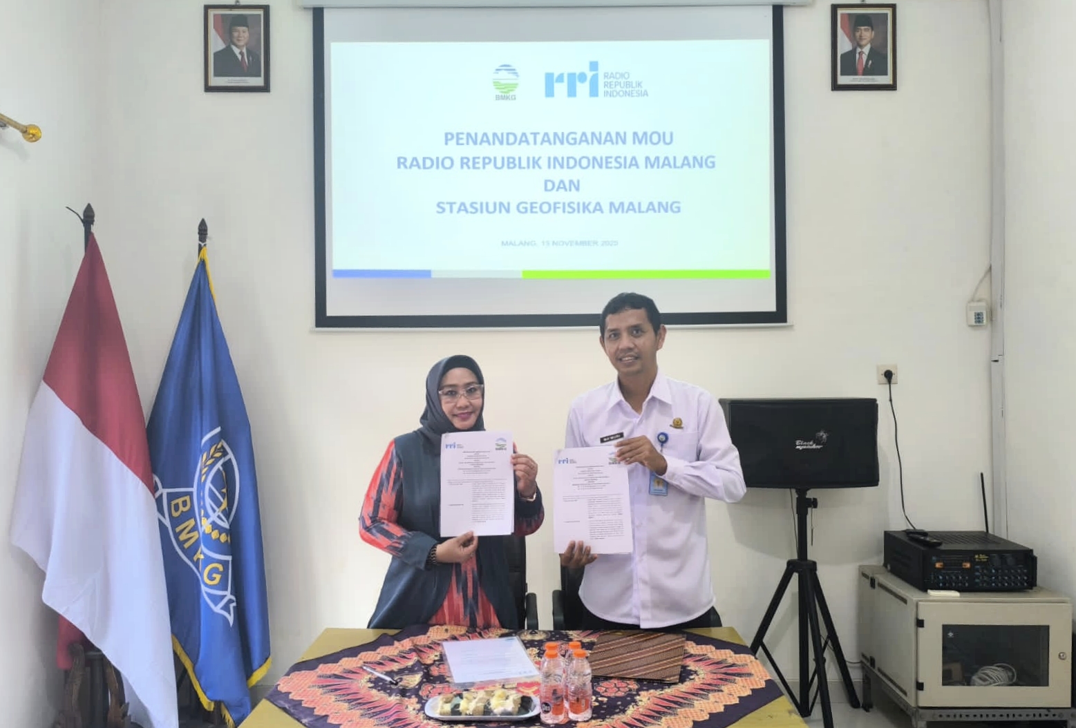 Langkah nyata dalam memperkuat literasi kebencanaan kembali dilakukan di Kota Malang. Lembaga Penyiaran Publik (LPP) Radio Republik Indonesia (RRI) Malang resmi menandatangani nota kesepahaman (MoU) dengan Badan Meteorologi, Klimatologi, dan Geofisika (BMKG) Stasiun Geofisika Kelas III Malang, Kamis (13/11/2025).