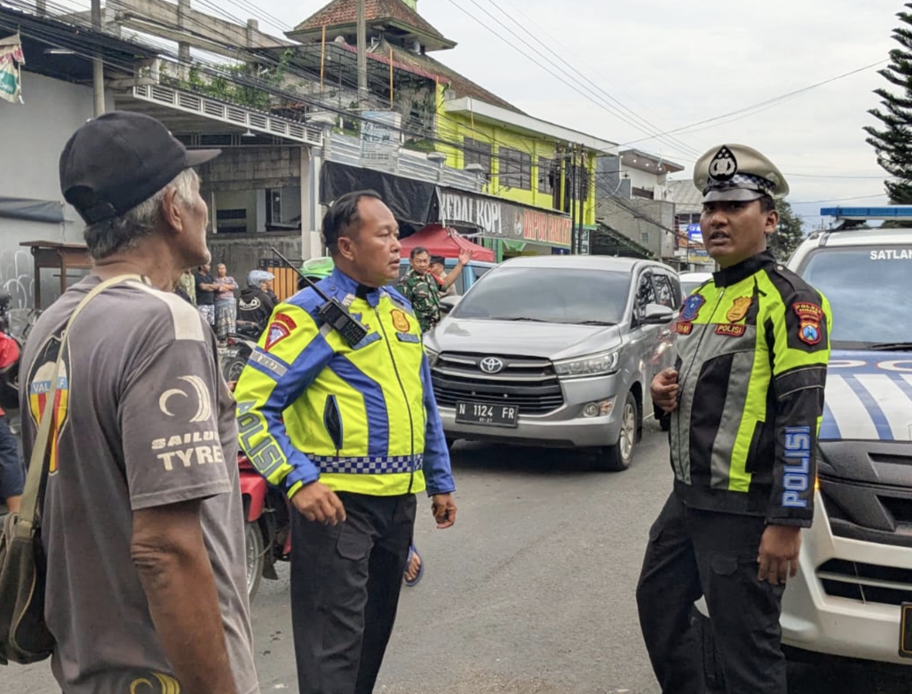 Kecelakaan maut kembali menelan korban jiwa di wilayah hukum Polres Malang. Seorang pengendara motor perempuan tewas seketika setelah terlindas truk gandeng di Jalan Raya Desa Asrikaton, Kecamatan Pakis, Kabupaten Malang, Rabu (12/11/2025) sore.