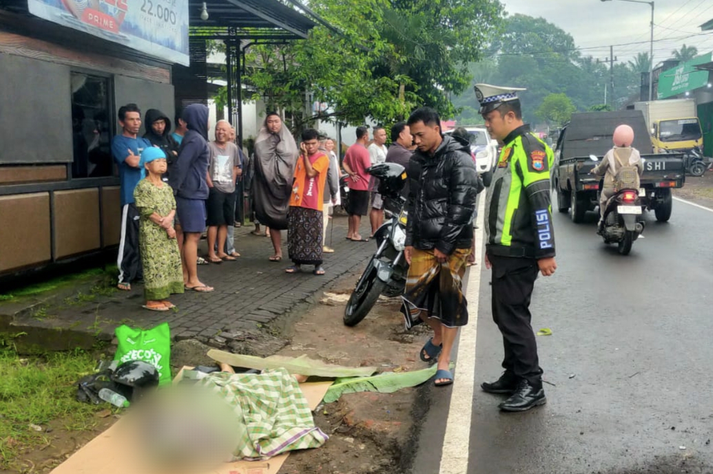 Kecelakaan lalu lintas tragis terjadi di Jalan Panglima Sudirman, Desa Gondanglegiwetan, Kecamatan Gondanglegi, Kabupaten Malang, Kamis (13/11/2025) pagi.