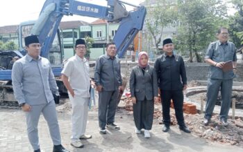 Proyek pembangunan Jembatan Gedung Kesenian Jombang, Jawa Timur senilai Rp1,83 miliar mengalami keterlambatan dari target yang telah ditetapkan.