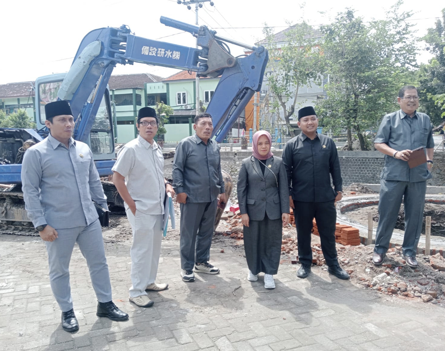 Proyek pembangunan Jembatan Gedung Kesenian Jombang, Jawa Timur senilai Rp1,83 miliar mengalami keterlambatan dari target yang telah ditetapkan.
