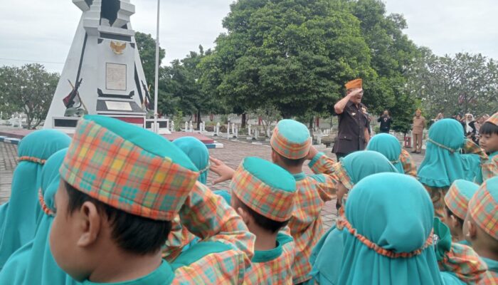 Ratusan Siswa TK di Jombang Ziarah dan Tabur Bunga di TMP pada Momen Hari Pahlawan