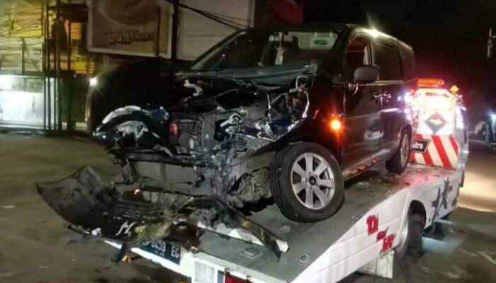 Remaja Ngebut Saat Lampu Flashing, Nissan Serena Hantam Truk di Simpang Empat Kepanjen