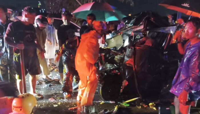 Kecelakaan Maut di Perak Jombang: Dua Orang Tewas dalam Tabrakan Pickup, Truk Trailer, dan Elf