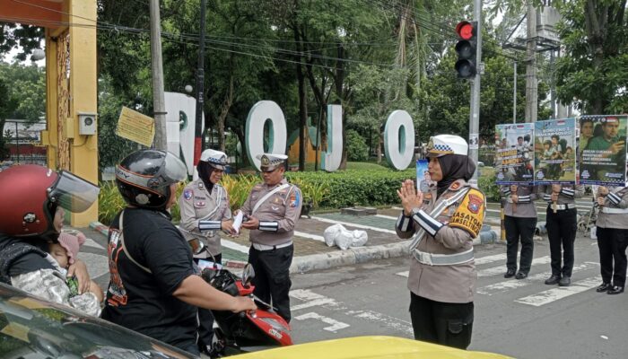 Hari Pertama Operasi Zebra Semeru 2025 di Jombang, Polisi Bagikan Coklat dan Helm SNI ke Pengendara