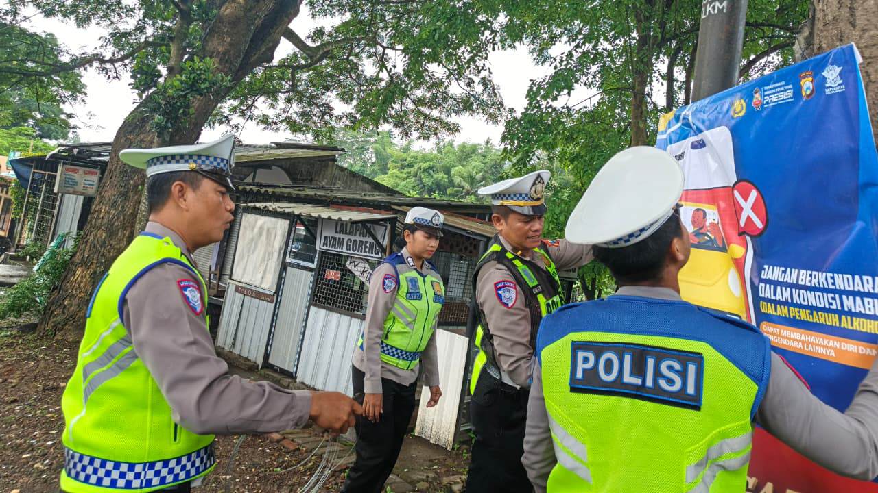 Polres Malang Gencarkan Imbauan Keselamatan Lewat Baliho di Titik Rawan Laka