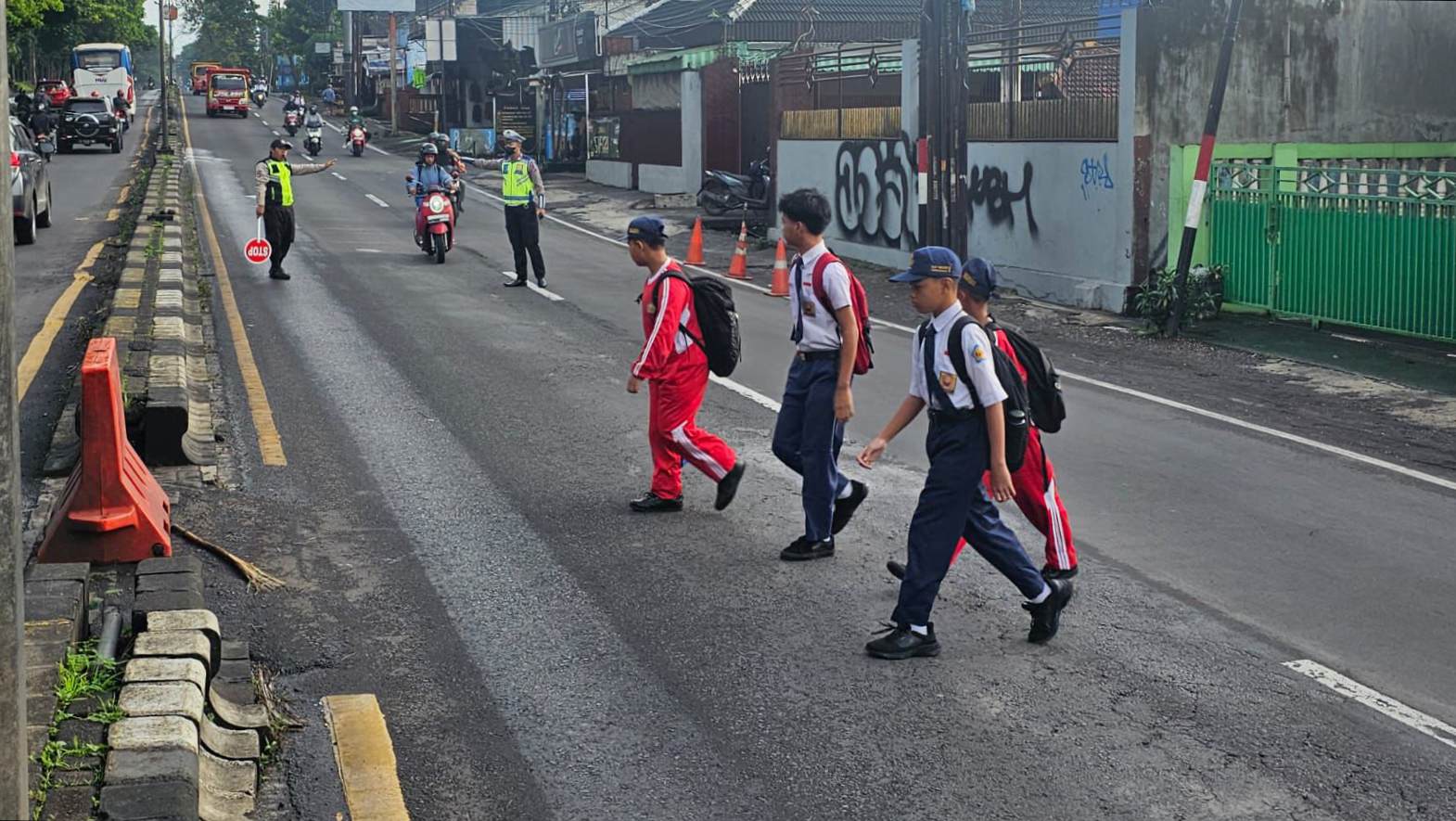 Pejalan Kaki Jadi Fokus Utama, Satlantas Polres Malang Perketat Pengawasan dalam Operasi Zebra Semeru 2025