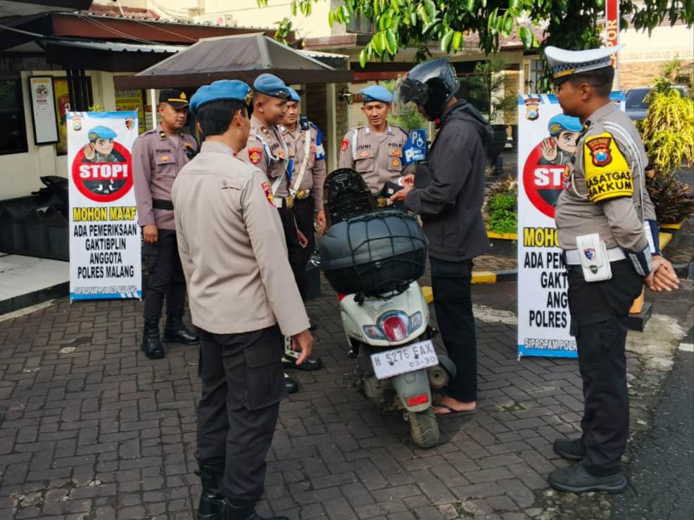Propam Polres Malang Sidak Kelengkapan Anggota, Tegaskan Polisi Harus Jadi Teladan