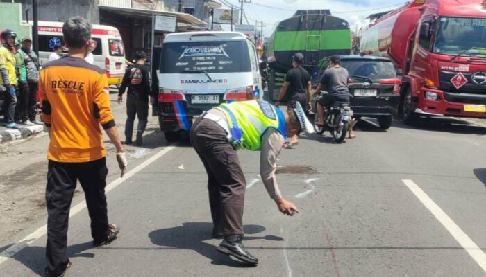 Gagal Menyalip, Pemotor Terjatuh dan Terlindas Truk di Bululawang Malang
