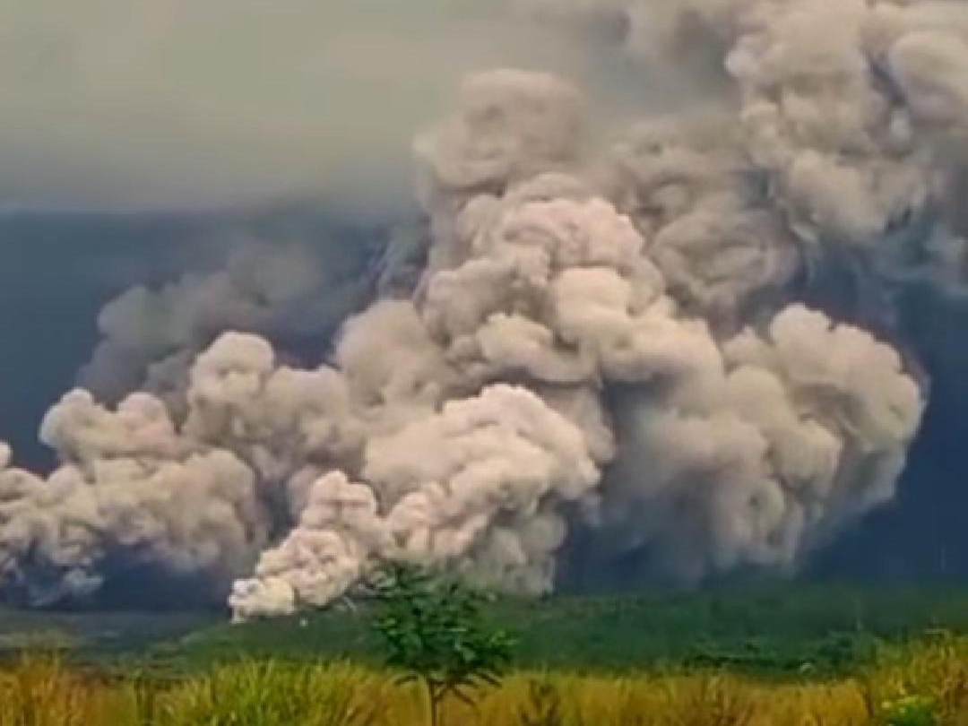 Gunung Semeru Kembali Erupsi Besar, Awan Panas Meluncur Hingga 7 Km