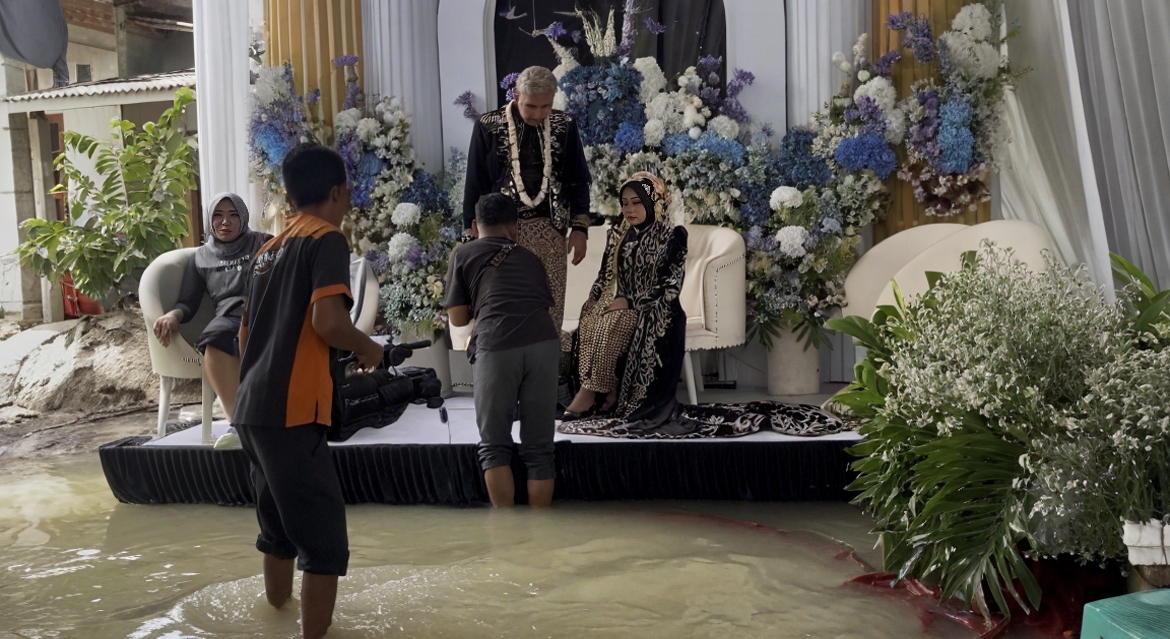 Di tengah banjir Jombang yang melanda wilayah utara Brantas, sebuah pasangan tetap melangsungkan akad nikah meski lokasi acara terendam air setinggi 30 sentimeter.
