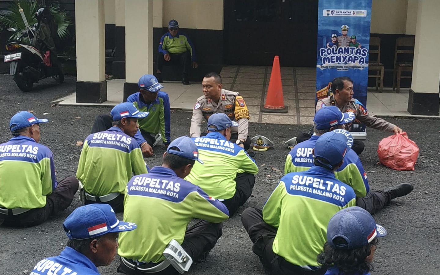 Satlantas Polresta Malang Kota terus mematangkan langkah dalam Operasi Zebra Semeru 2025. Tidak hanya melakukan penindakan pelanggaran lalu lintas di jalan raya, jajaran kepolisian juga memperkuat koordinasi internal dan sinergi dengan para Supeltas (sukarelawan pengatur lalu lintas), yang selama ini ikut menjaga ketertiban di berbagai titik, Kamis (20/11/2025).