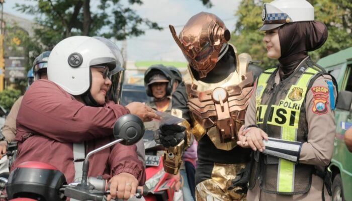 Aksi Polisi Berkostum Super Hero Warnai Operasi Zebra di Kepanjen