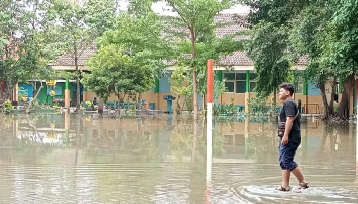 Banjir di Jombang Rendam Ruang Kelas SMPN 2 Ploso