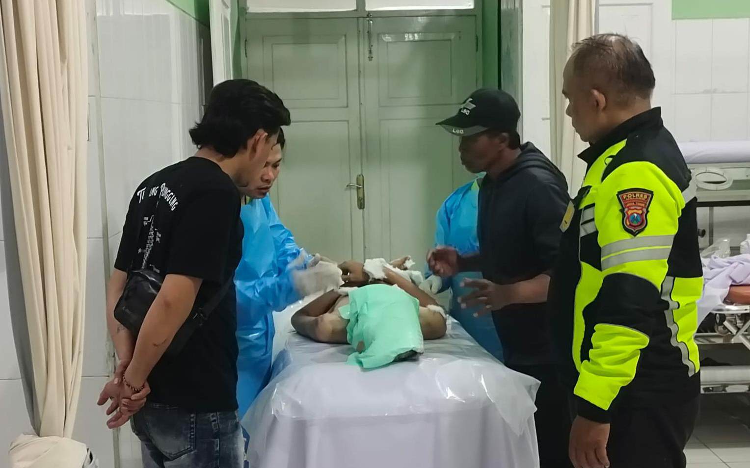 Motor Honda CRF vs Truk, Dua Pemuda Alami Luka Serius