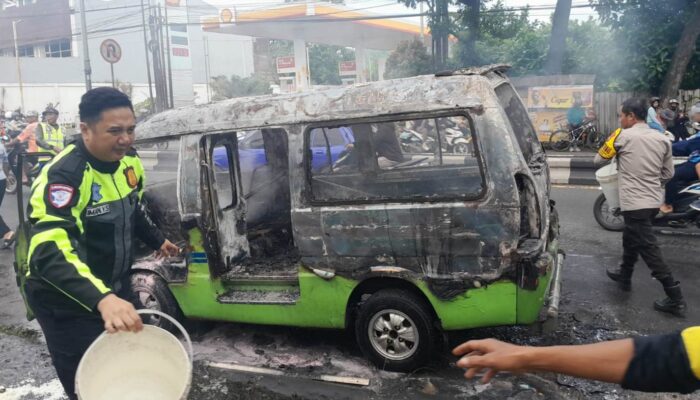 Mikrolet Jurusan Lawang–Arjosari Terbakar di Jalan, Penumpang Selamat Berkat Respons Cepat Sopir