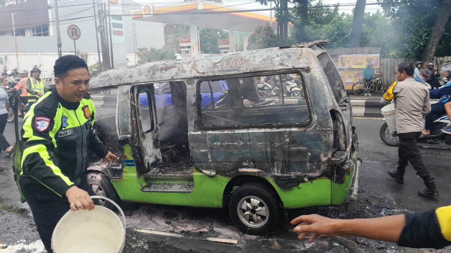 Mikrolet Jurusan Lawang–Arjosari Terbakar di Jalan, Penumpang Selamat Berkat Respons Cepat Sopir